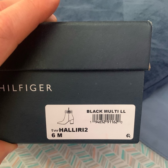 New authentic never worn Tommy Hilfiger Boots size 6 - Picture 2 of 3